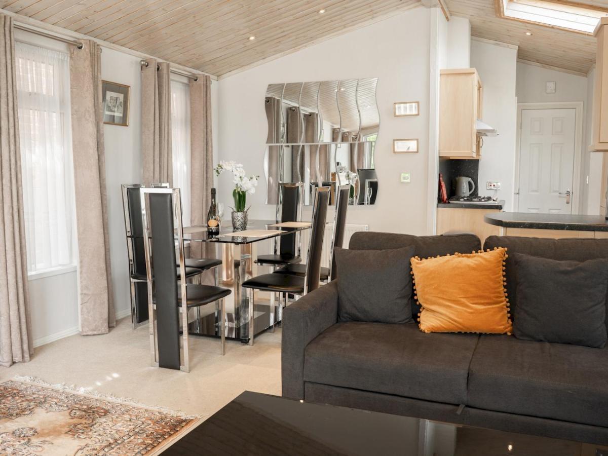 Pass The Keys The Lodge At Point House Farm - Sleeps Up To 6 Chester Kültér fotó